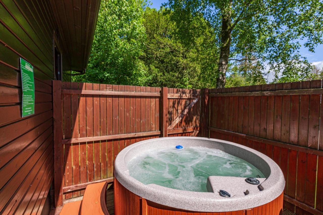 Bluebell Lodge 2 With Hot Tub Newton Stewart Minnigaff Exterior photo