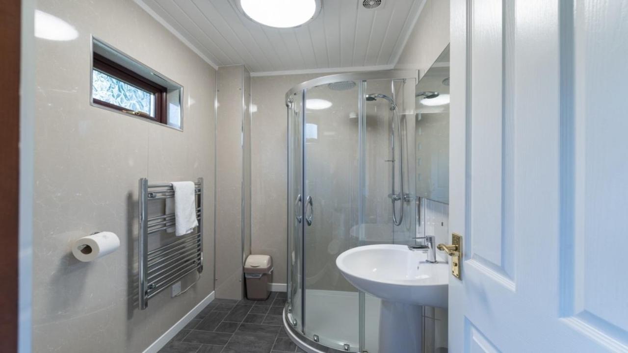 Bluebell Lodge 2 With Hot Tub Newton Stewart Minnigaff Exterior photo
