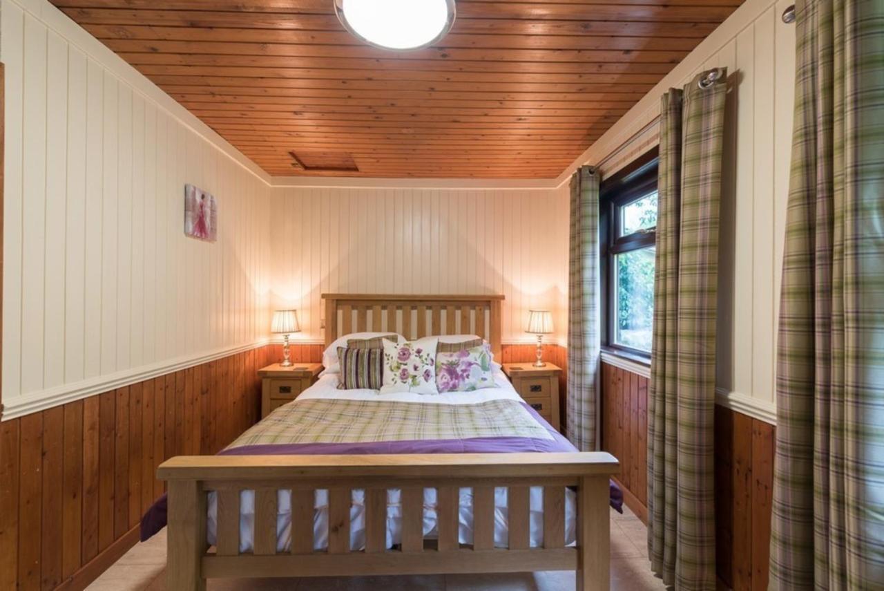Bluebell Lodge 2 With Hot Tub Newton Stewart Minnigaff Exterior photo